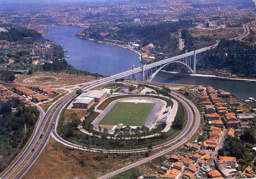 Porto : Portugal : vista aérea : Estádio Universitário e Ponte da Arrábida