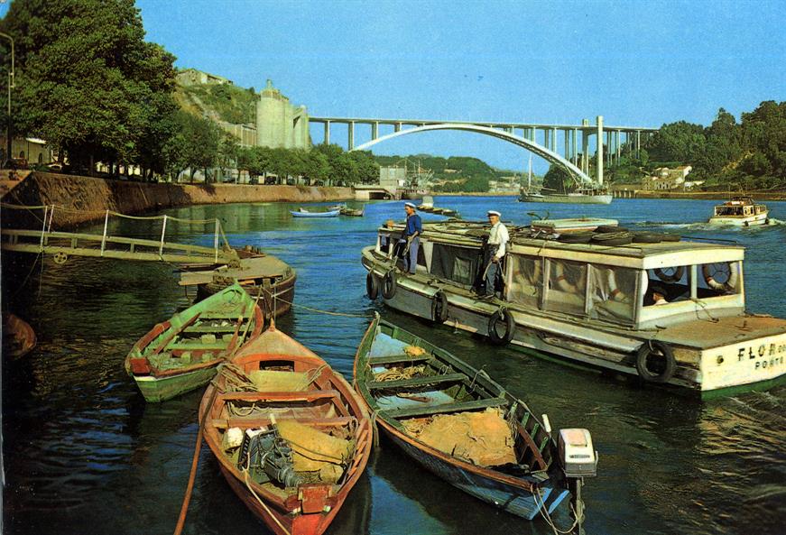 Porto : Portugal : um pormenor do Rio Douro com vista da Ponte da Arrábida