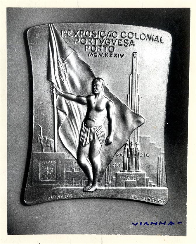 No Palácio de Cristal : 1.ª Exposição Ultramarina Colonial Portuguesa : [placa comemorativa : exaltação patriótica]