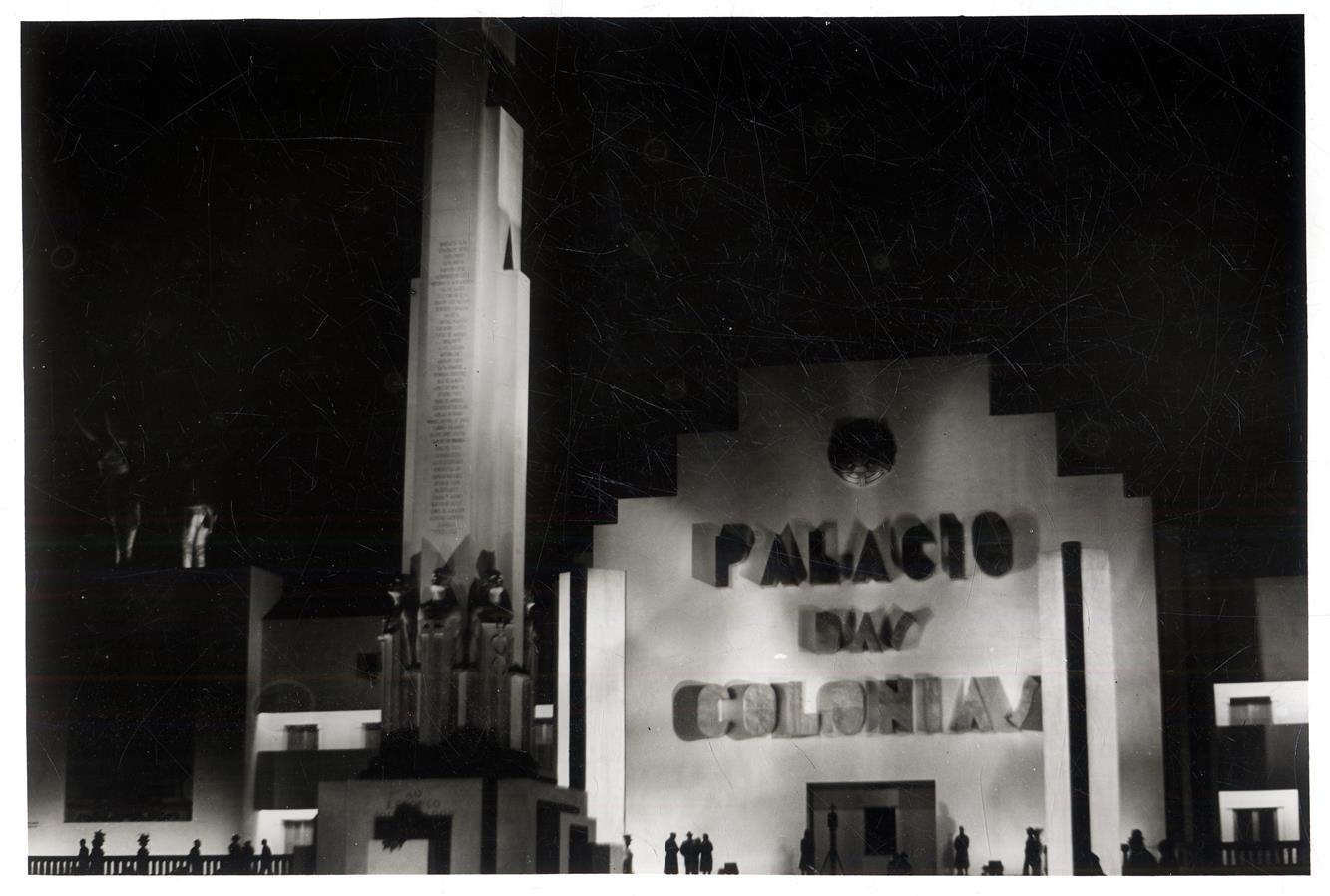 No Palácio de Cristal : 1.ª Exposição Ultramarina Colonial Portuguesa : [Palácio das Colónias à noite]