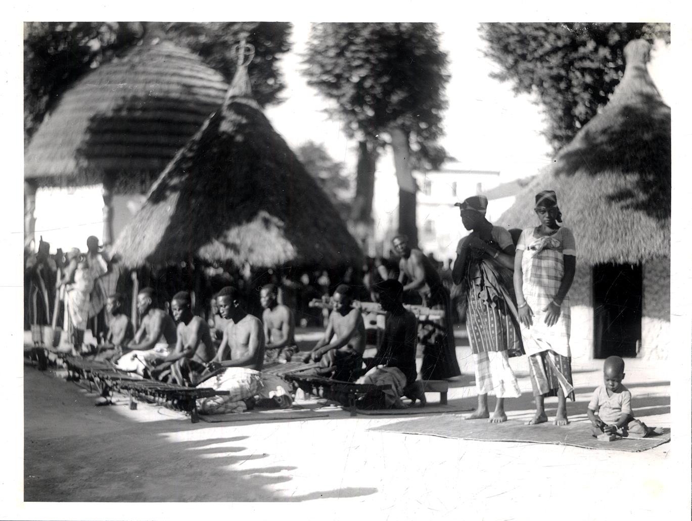 No Palácio de Cristal : 1.ª Exposição Ultramarina Colonial Portuguesa : [marimbeiros da Colónia de Moçambique]