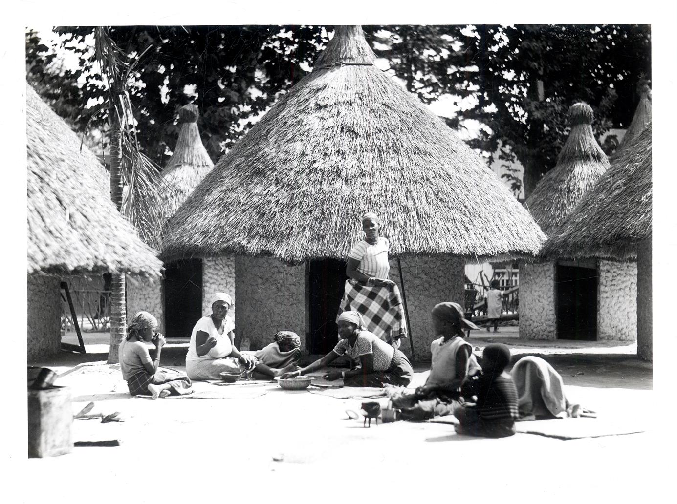 No Palácio de Cristal : 1.ª Exposição Ultramarina Colonial Portuguesa : [indígenas da Colónia de Moçambique]