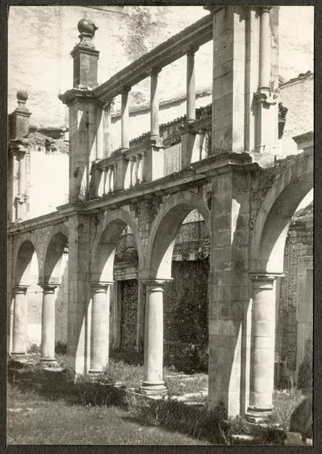 Lorvão : concelho de Penacova : ruínas do claustro da igreja [do mosteiro]