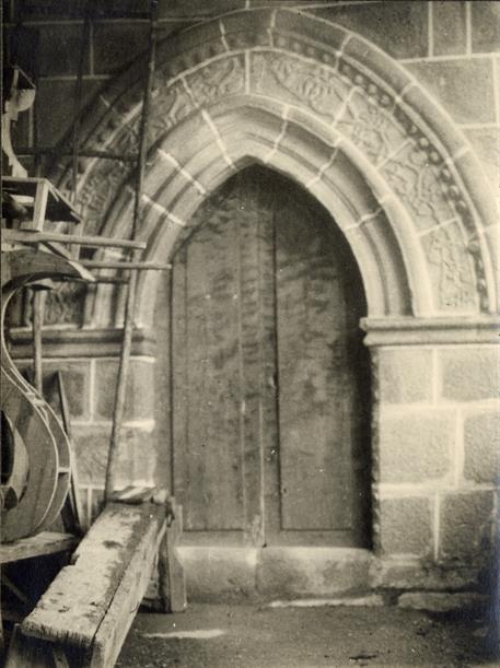 Tarouquela : concelho de Cinfães : porta da capela lateral da igreja matriz