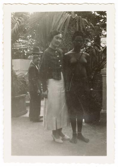 [1.ª Exposição Colonial Portuguesa : Miss Lynch e uma mulher Bijagós]