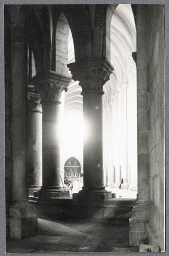 Alcobaça : interior visto duma capela da charola