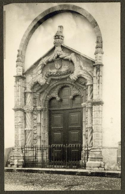 Setubal : porta lateral da Igreja de São Julião