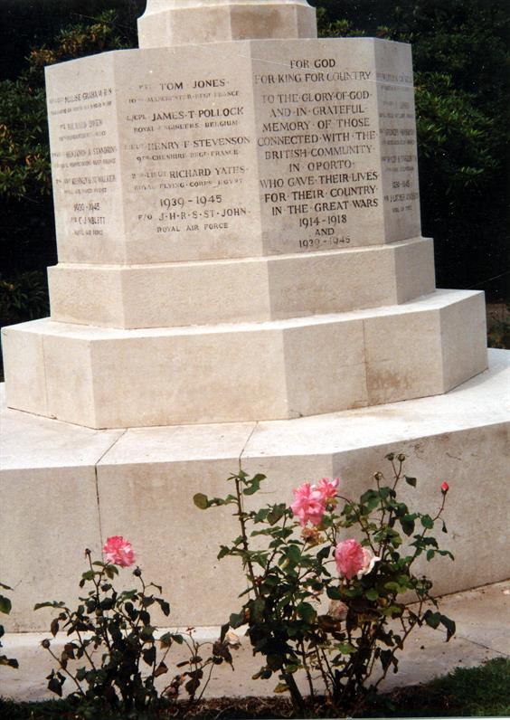 Memória aos soldados britânicos no cemitério inglês