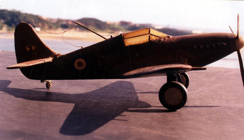 Brinquedo : modelo de Spitfire da RAF