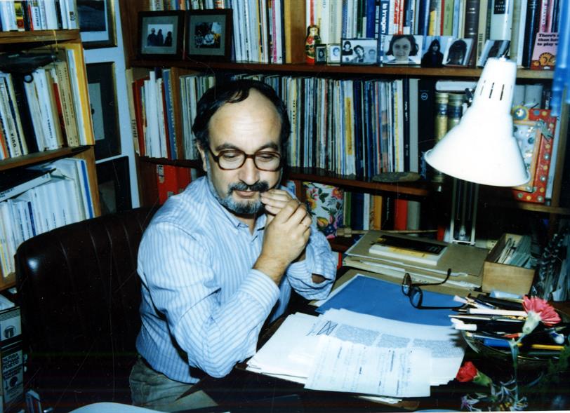 Hélder Pacheco no seu escritório, em casa