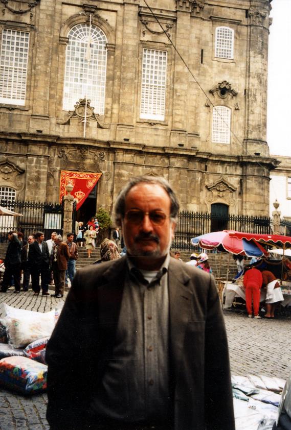 Hélder Pacheco em frente à igreja da Lapa