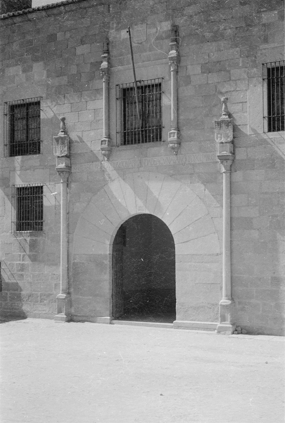 [Ávila : Espanha : pormenor da fachada principal do Palácio de Nuñez Vela]