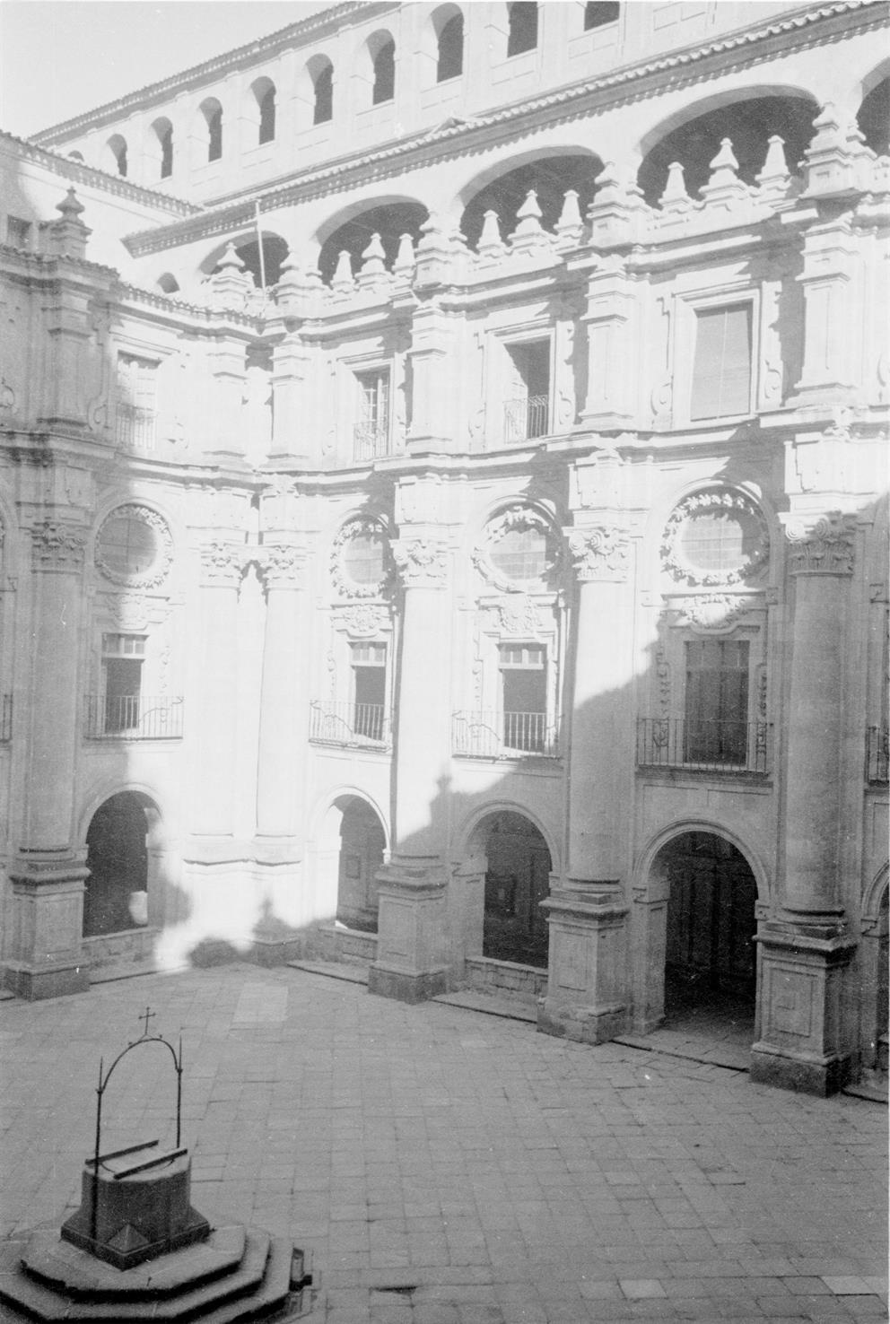 [Salamanca : Espanha : claustro da La Clerecía : Universidade Pontifícia de Salamanca]