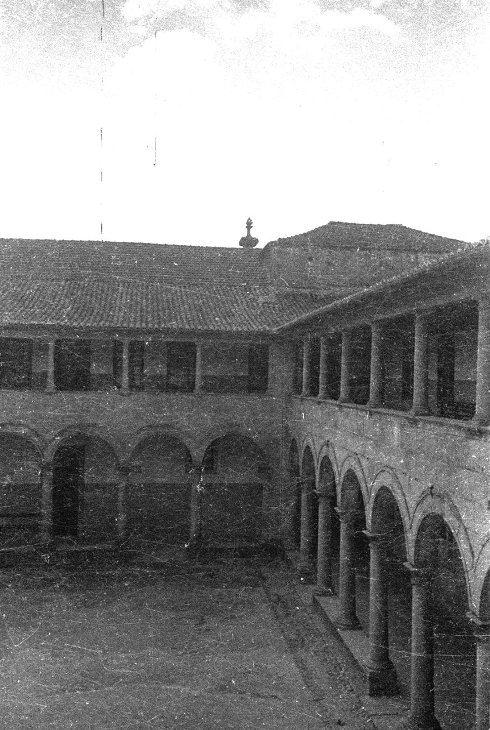 [Guimarães : claustro do antigo Convento de Santa Clara]