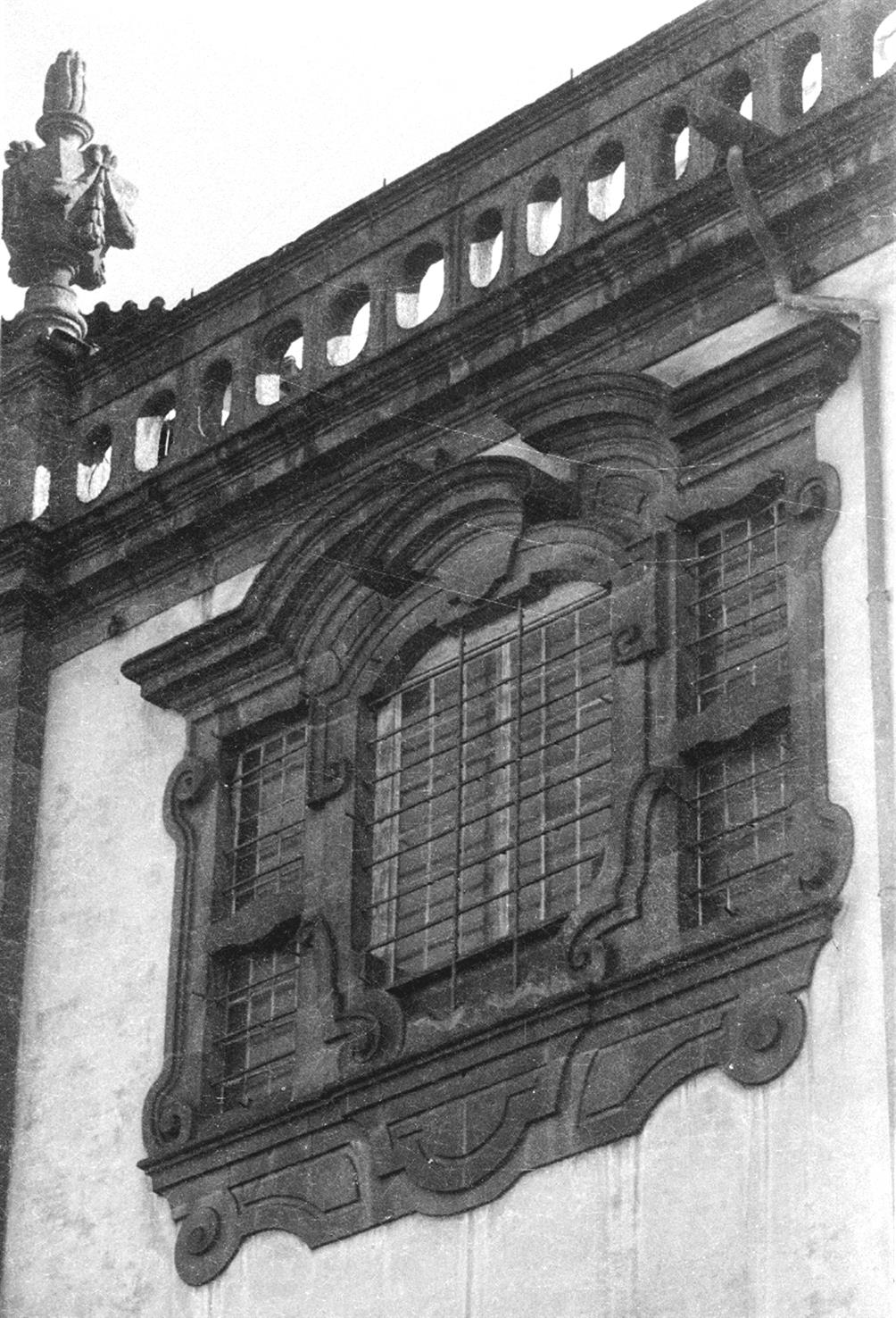 [Porto : janela da igreja dos Clérigos]