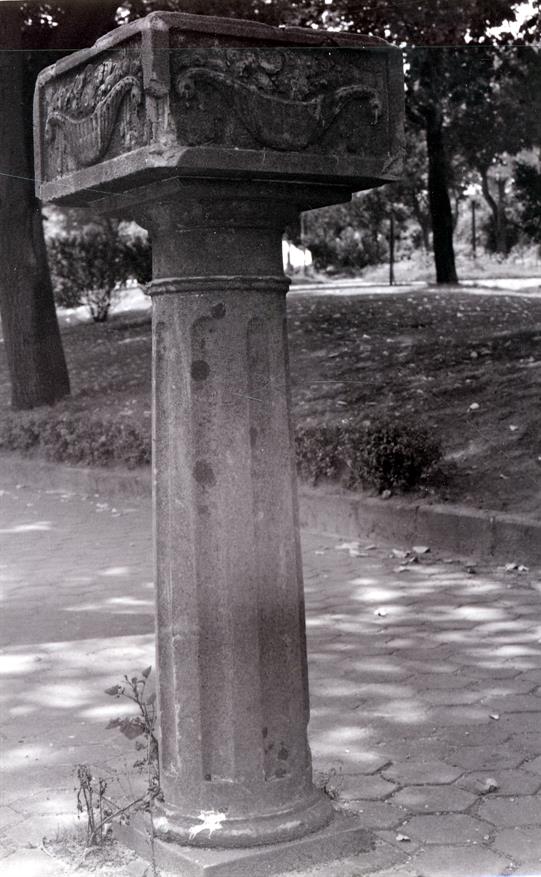 Coluna para suporte de carregos da barreira da ponte Luís I