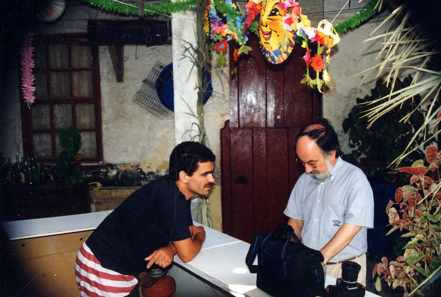 Hélder Pacheco entrevistando um habitante do Bairro de Entrequintas