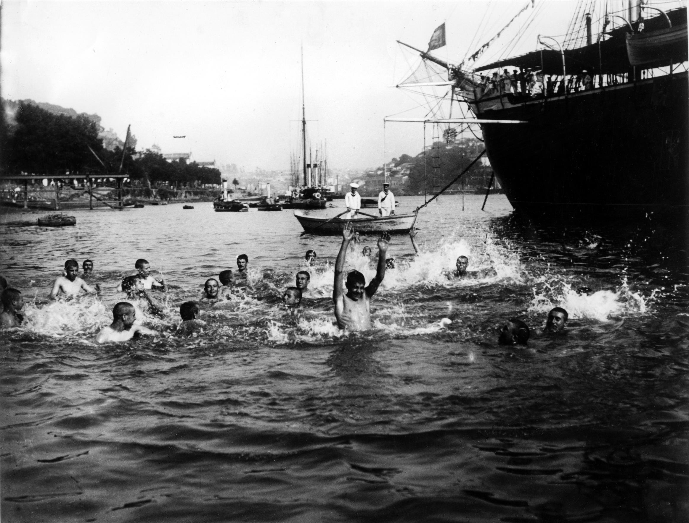 Massarelos : exercício de natação pelos alunos da corveta "Estefânia"