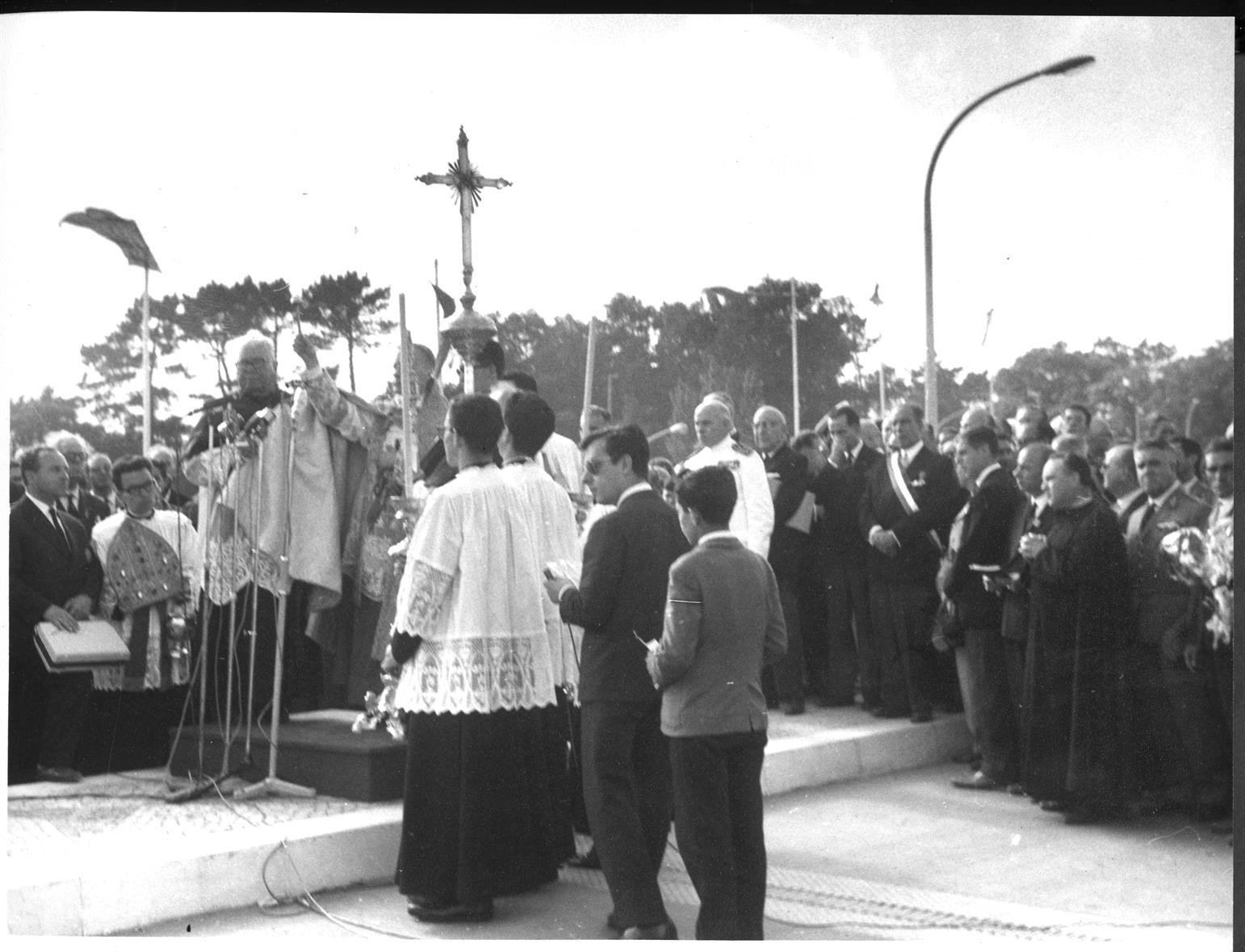 Inauguração da Ponte da Arrábida : benção da ponte pelo Administrador Apostólico da Diocese