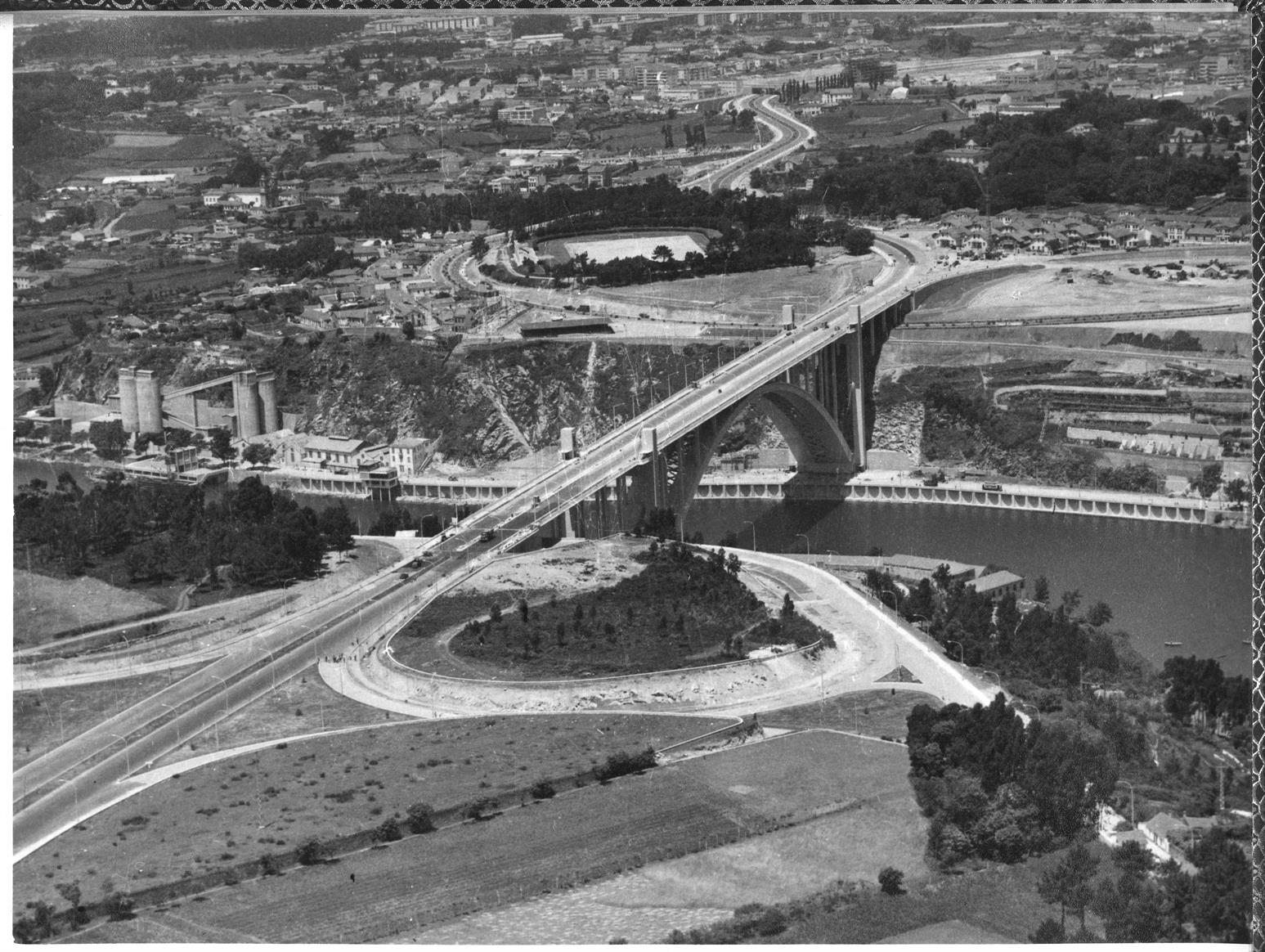 Inauguração da Ponte da Arrábida : a ponte e autoestrada vistas de Vila Nova de Gaia