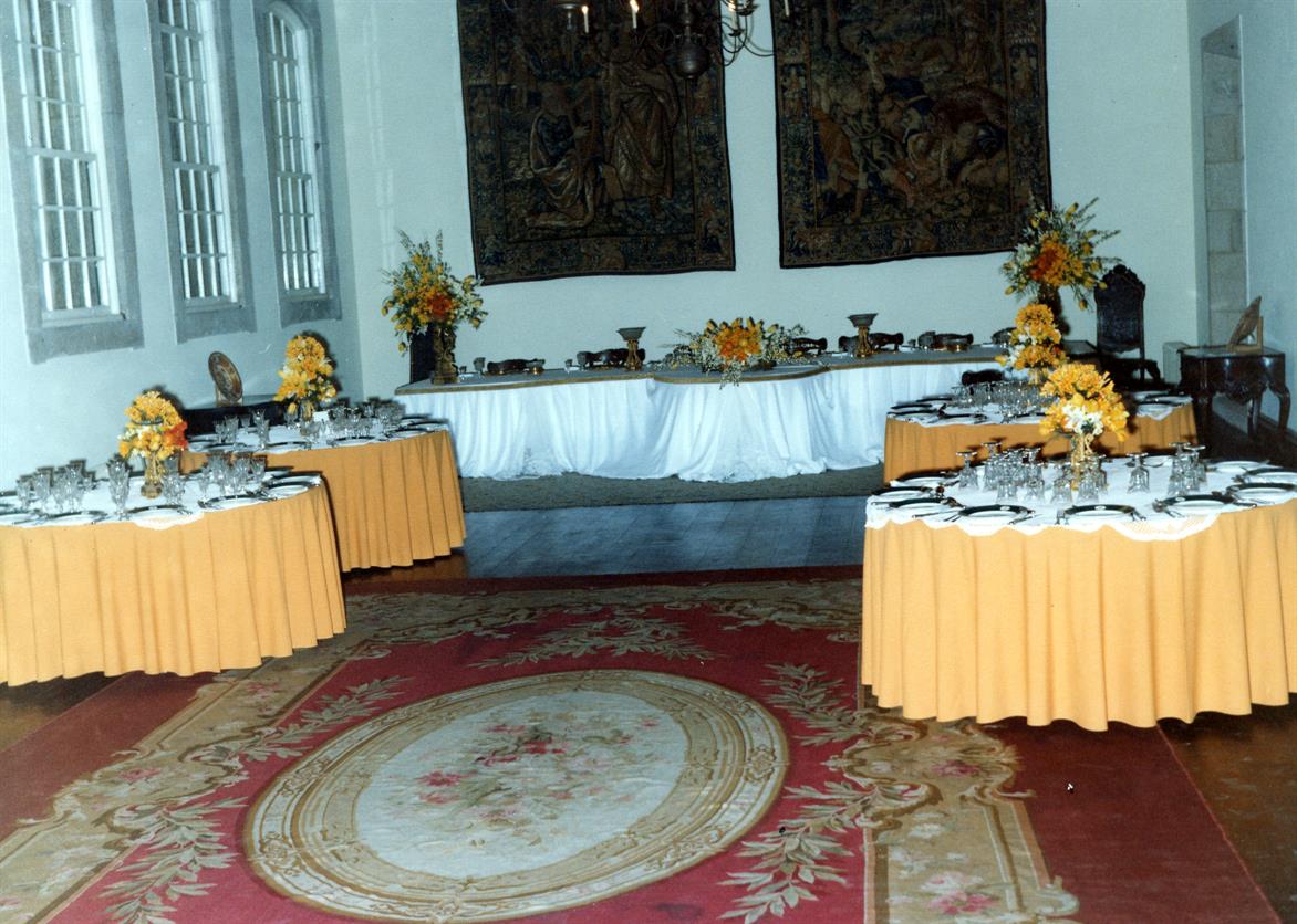 Visita da Rainha Isabel II e Duque de Edimburgo ao Porto : aspecto das mesas para o bufet