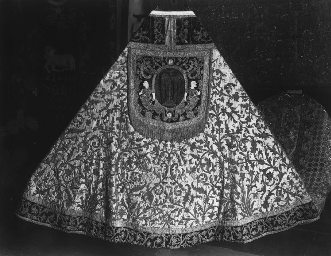 Capa de asperges do 1º terço do séc. XVII : igreja de Santa Cruz : Braga