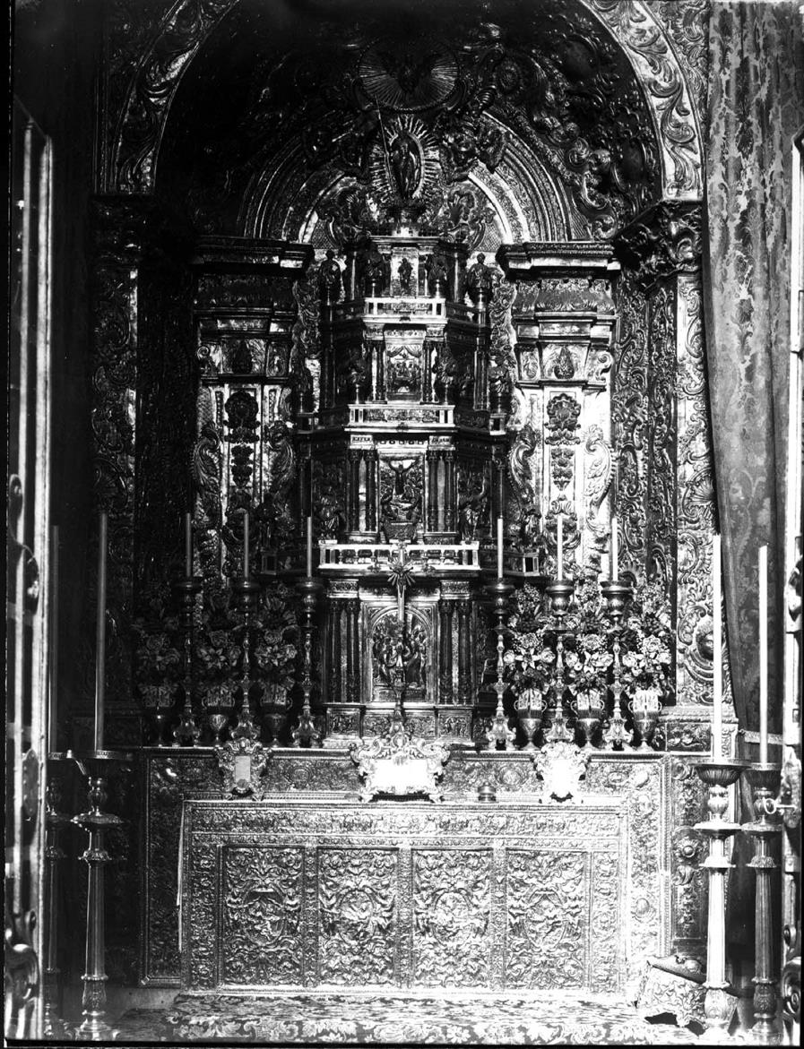 Altar de prata do séc. XVII : emolduramento do séc. XVIII : Sé do Porto