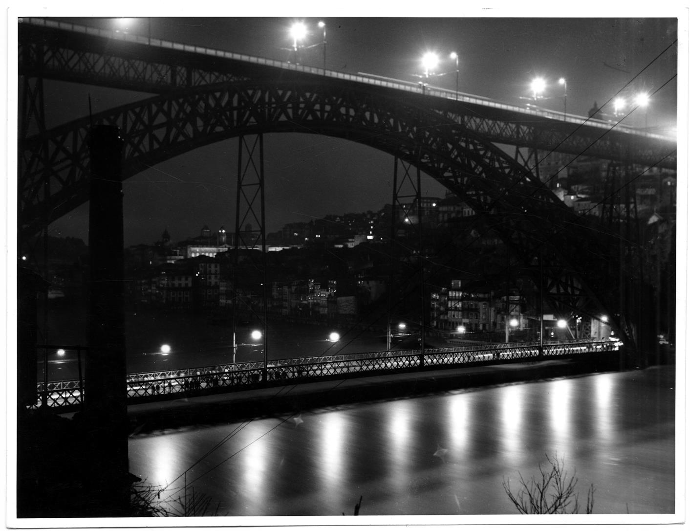 Porto - Gaia : as travessias do Rio Douro : a ponte Luís I durante as cheias de 1962