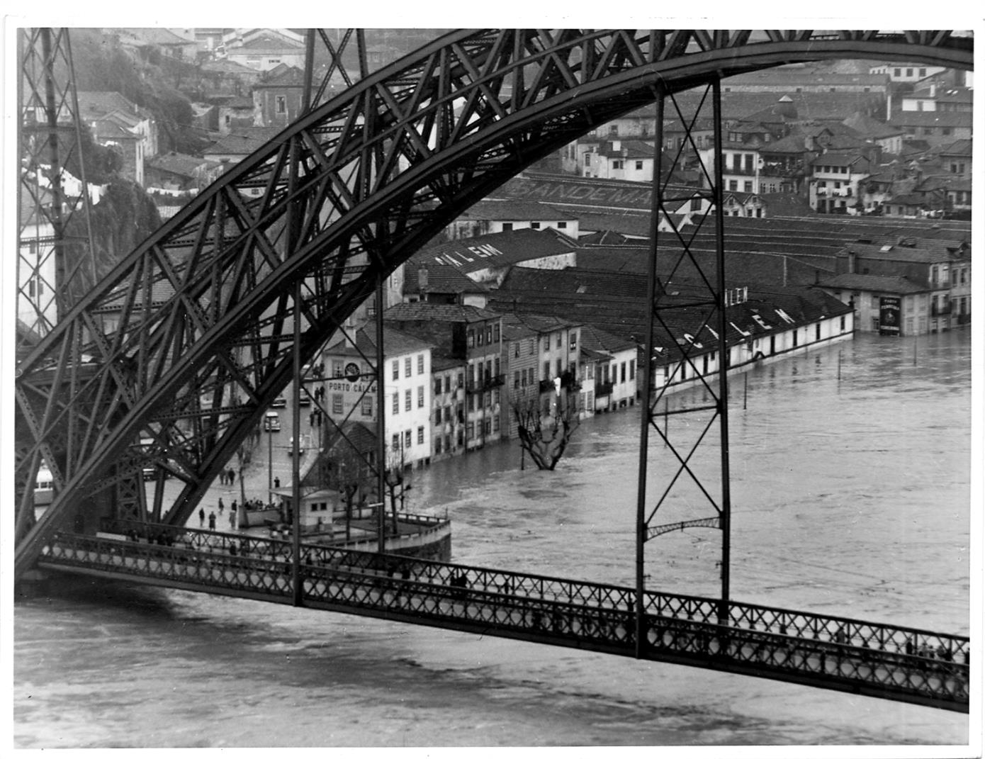 Porto - Gaia : as travessias do Rio Douro : a ponte Luís I durante as cheias de 1962