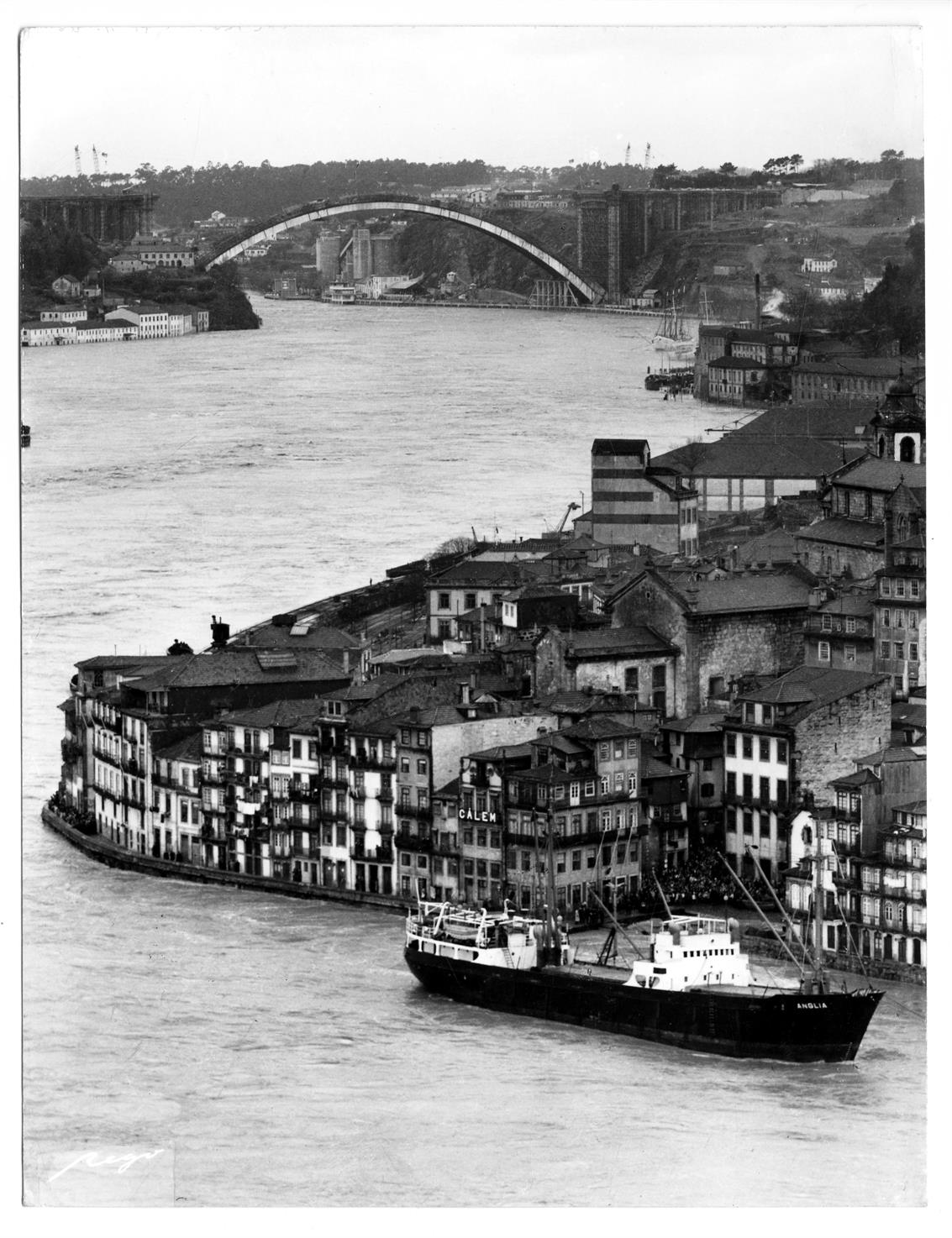 Porto - Gaia : as travessias do Rio Douro : construção da Ponte da Arrábida, durante a cheia de 1962