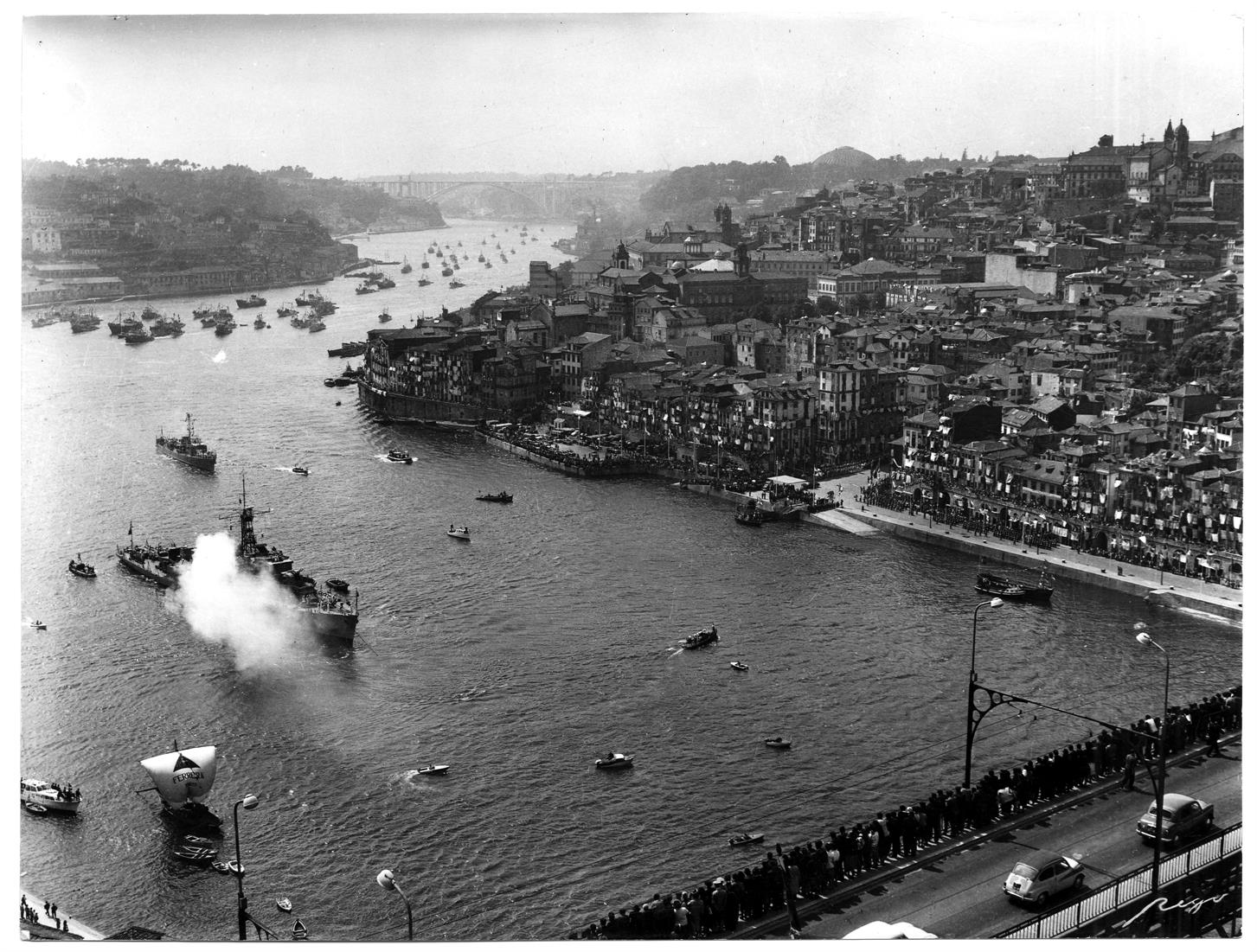 Porto - Gaia : as travessias do Rio Douro : cortejo fluvial no dia da inauguração da ponte da Arrábida