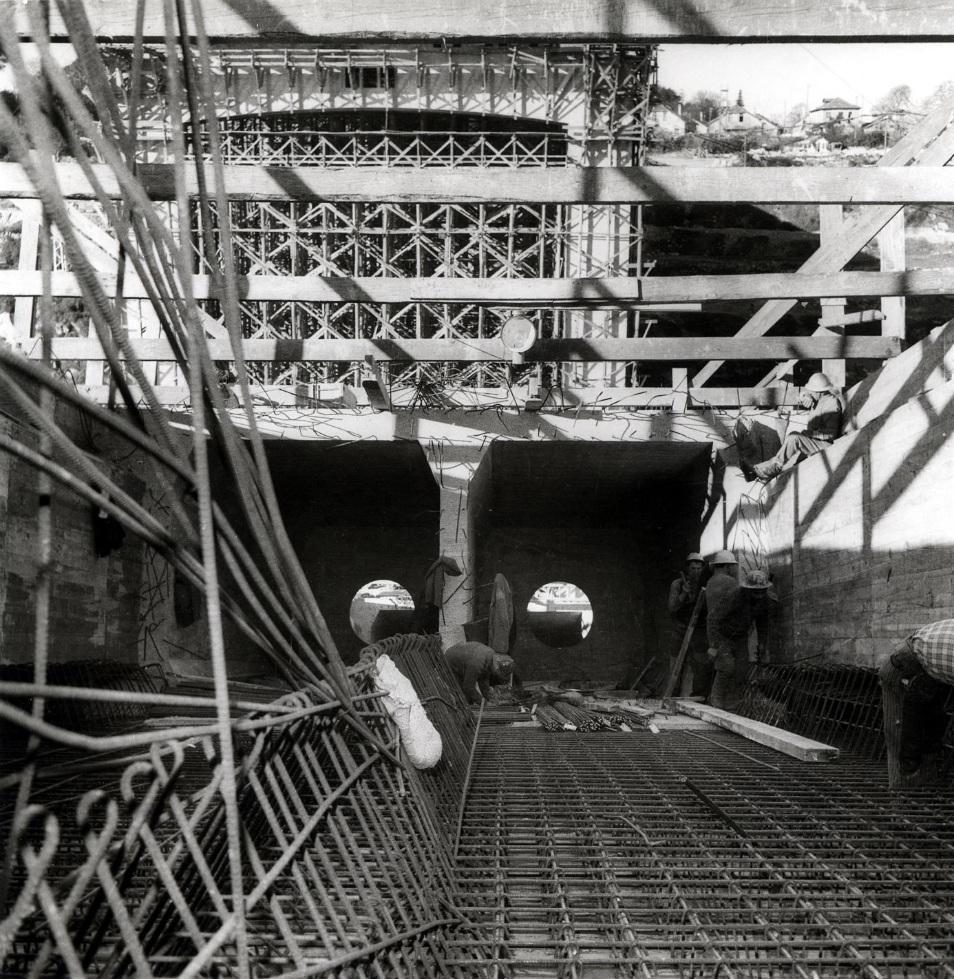 Porto - Gaia : as travessias do Rio Douro : construção da ponte da Arrábida : operários
