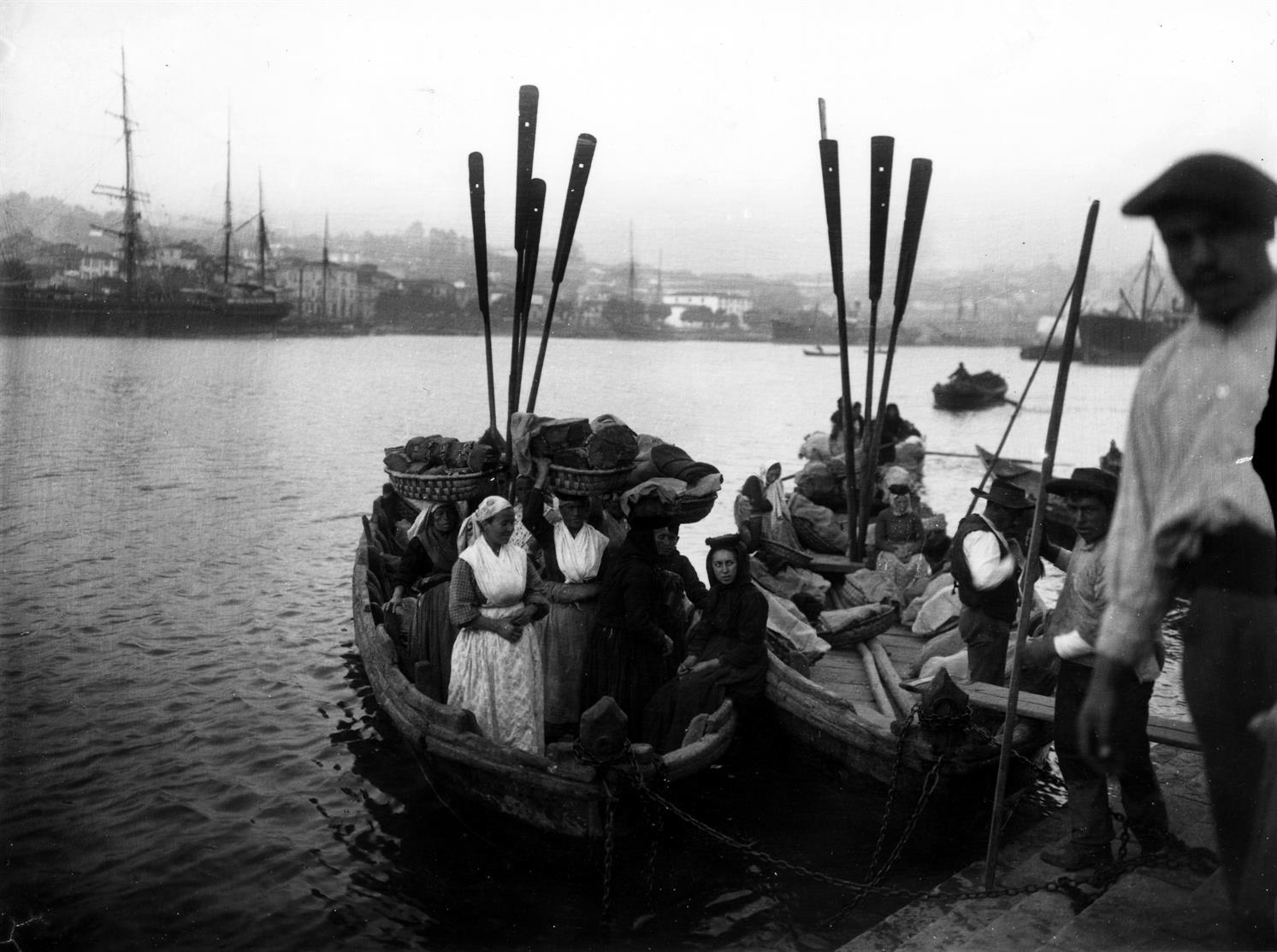 Porto - Gaia : as travessias do Rio Douro : desembarque das Padeiras de Avintes em barcas de passagem