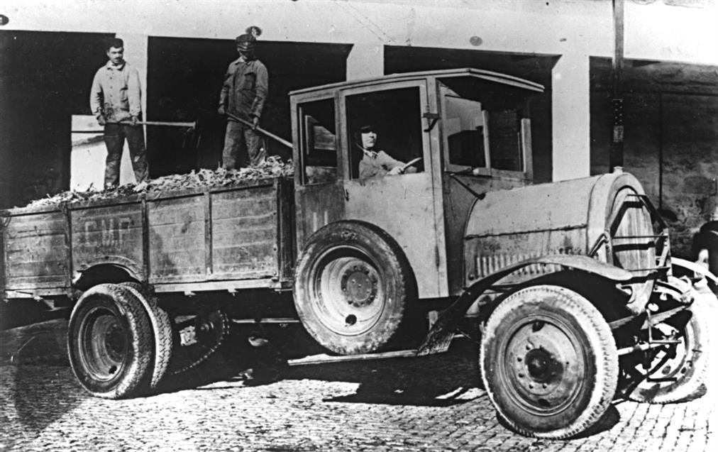 E... viva a limpeza! : o testemunho do Porto ao longo dos tempos : camioneta de caixa aberta de madeira para recolha e transporte de lixo, 1938