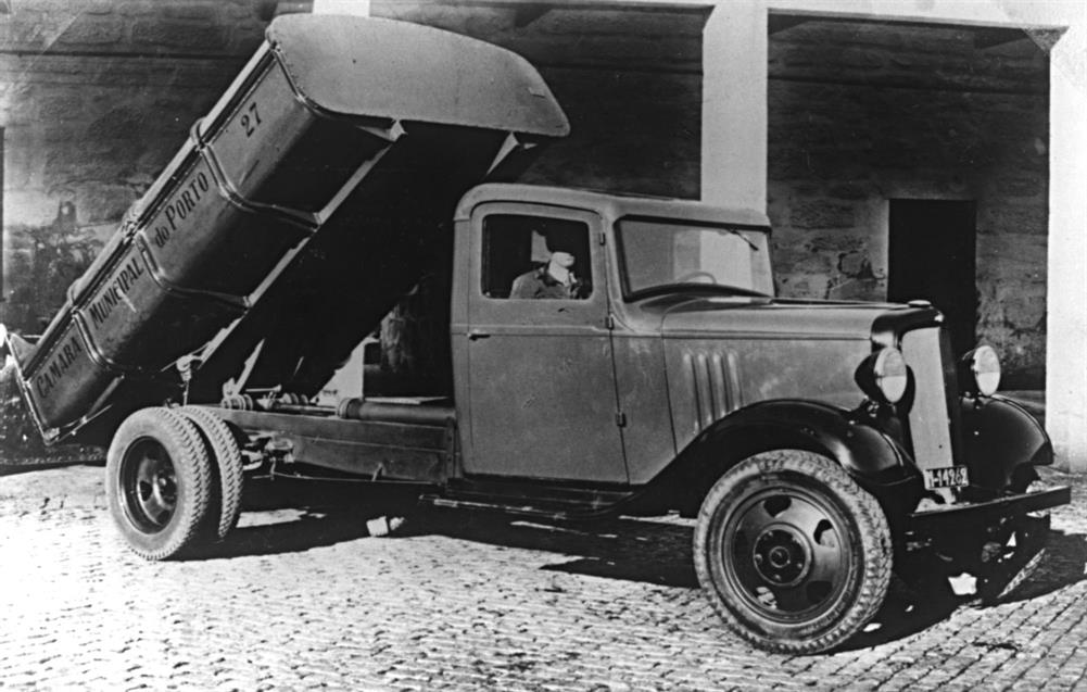 E... viva a limpeza! : o testemunho do Porto ao longo dos tempos : camioneta de caixa metálica com tampas e sisterna basculante para recolha e transporte de lixo, 1938