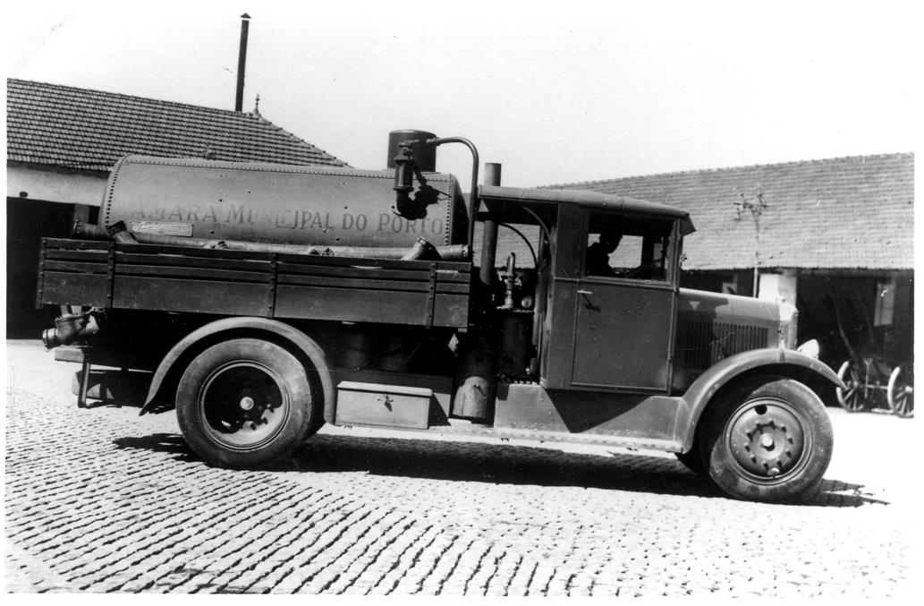 E... viva a limpeza! : o testemunho do Porto ao longo dos tempos : auto-cisterna para esvaziamento de fossas, 1933