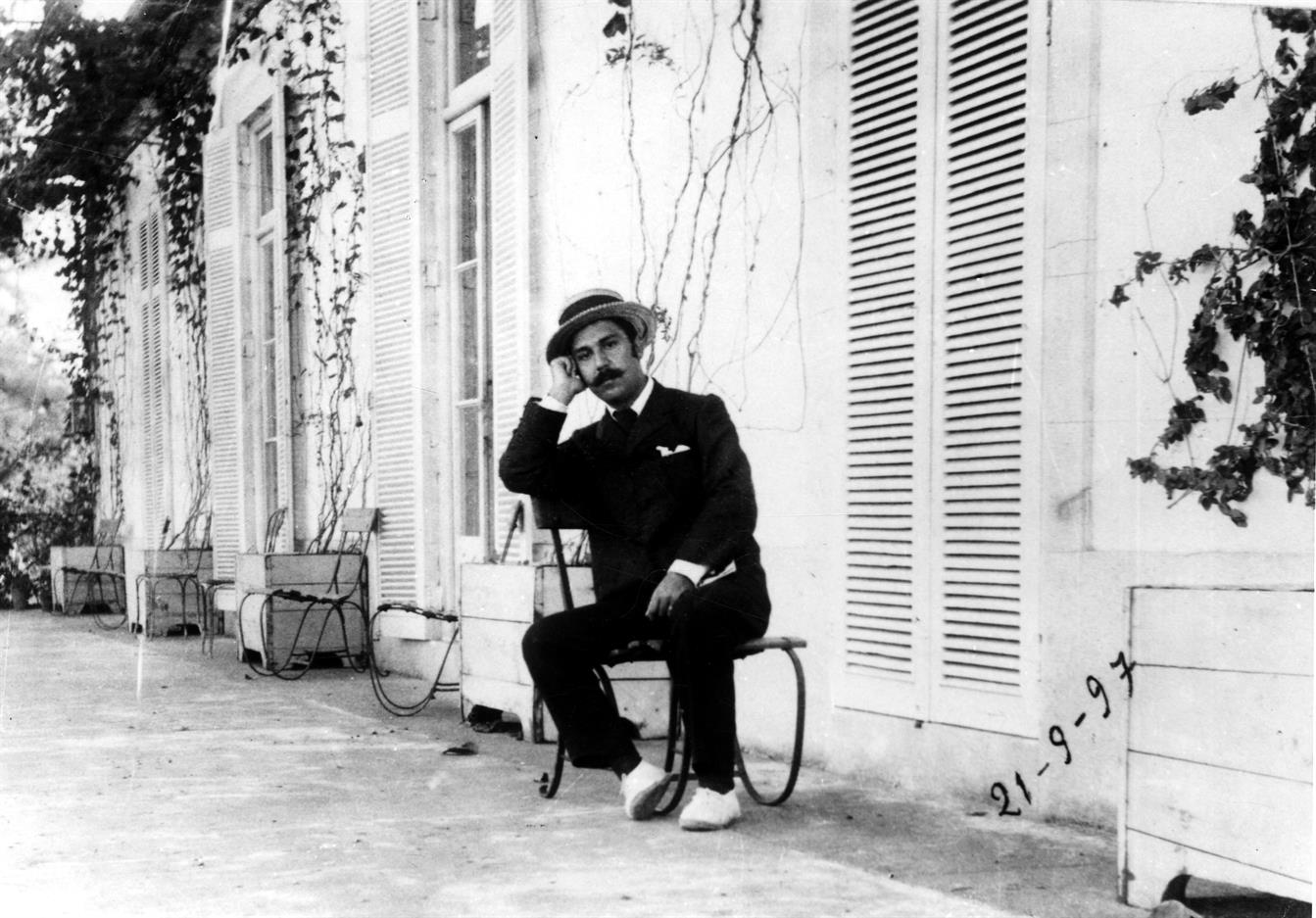 "Pondo as coisas em memória" : no 90º ano de nascimento (3º da morte) de Antero de Figueiredo : o escritor na sua casa de Lanhelas em 1897