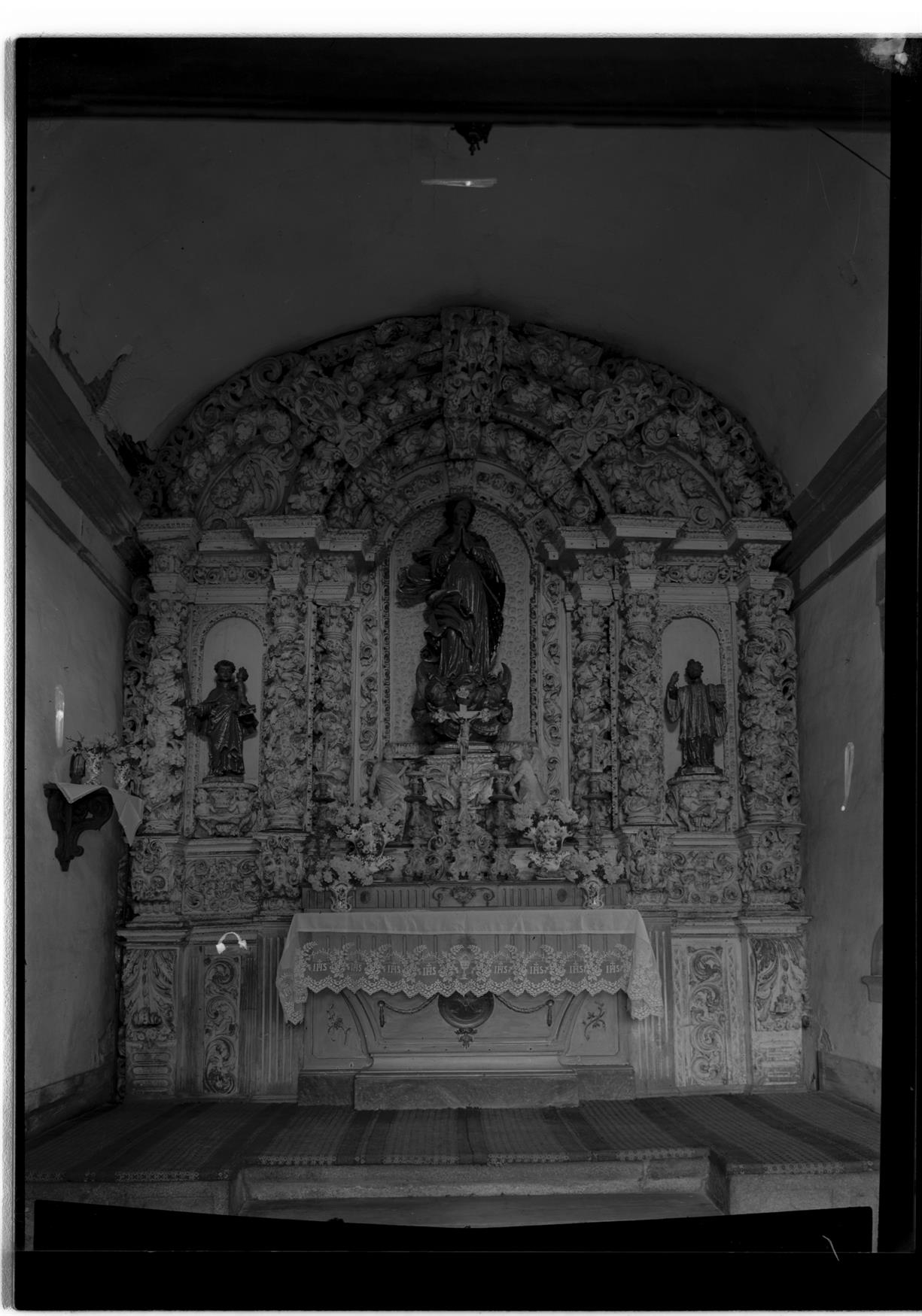 Homens de Atães : Casa de Atães : altar da capela