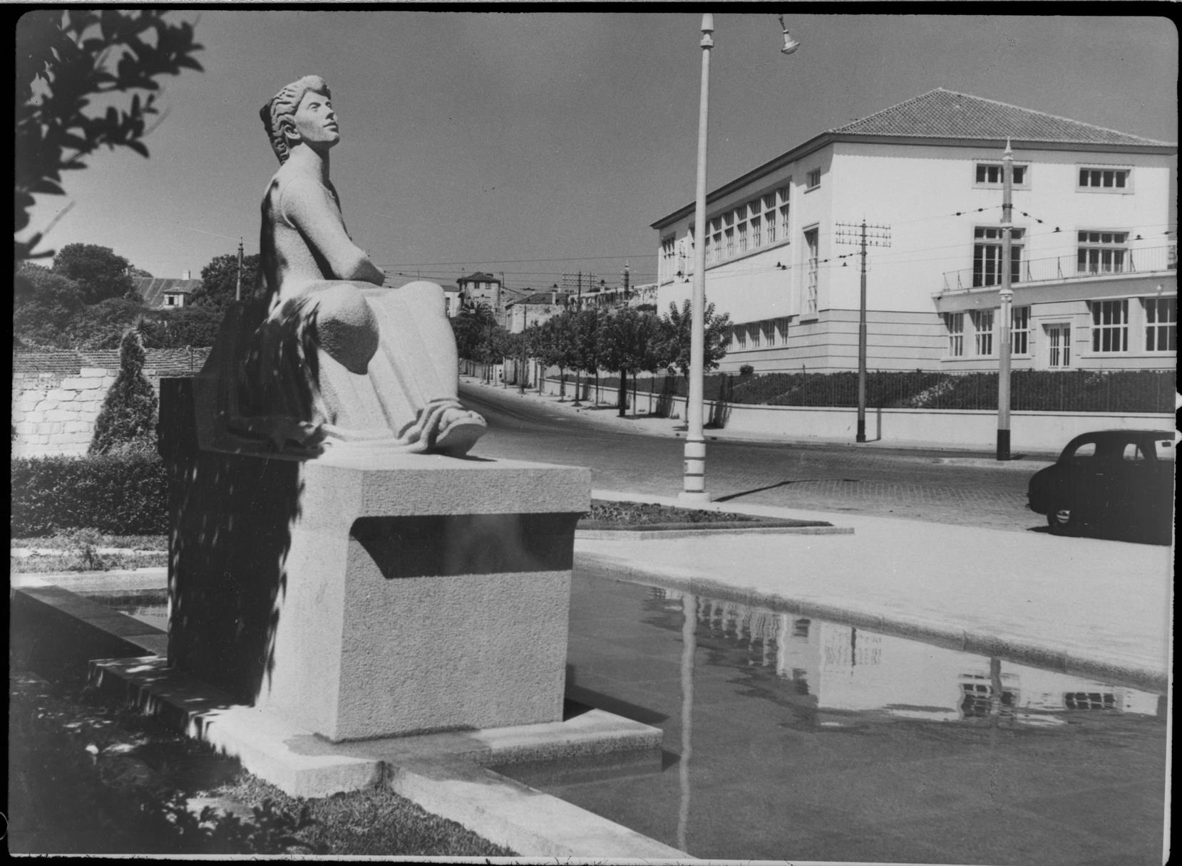 Homenagem a Rosália de Castro : monumento a Rosália na praça da Galiza