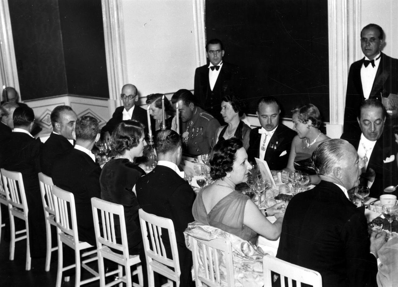 Homenagem a Rosália de Castro : aspecto do banquete realizado na Câmara Municipal do Porto