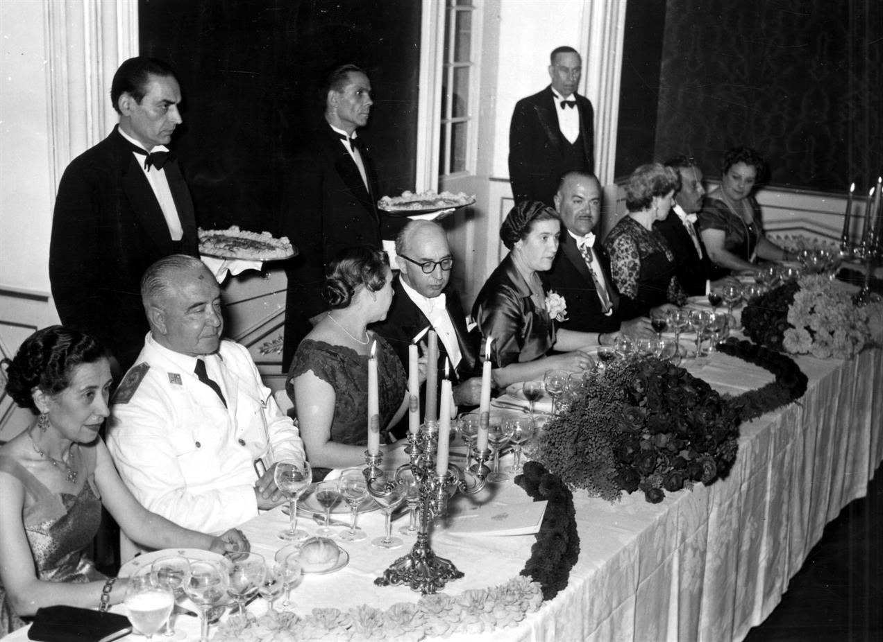 Homenagem a Rosália de Castro : aspecto do banquete realizado na Câmara Municipal do Porto
