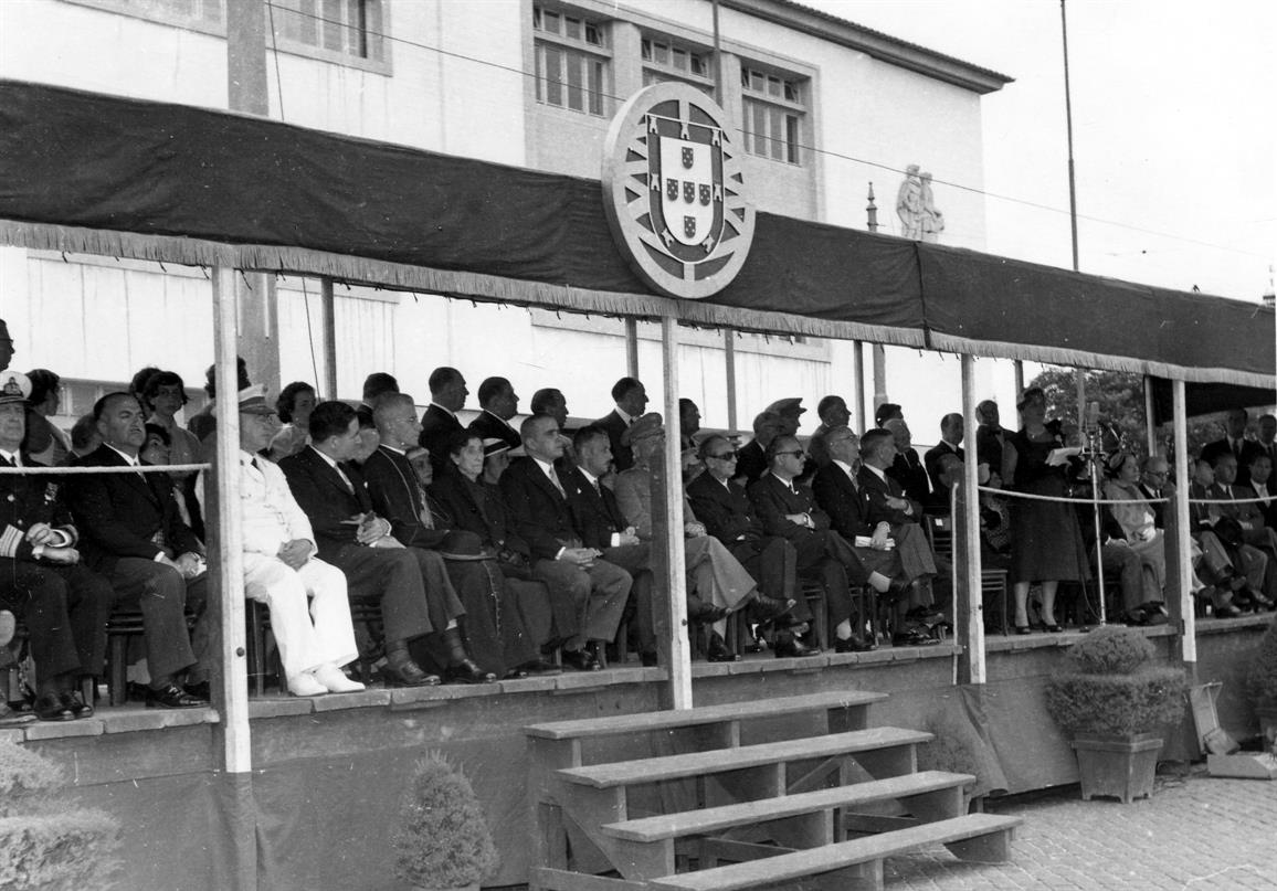 Homenagem a Rosália de Castro : aspecto da tribuna na inauguração do monumento a Rosália