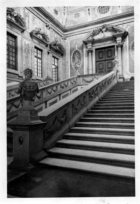 Aspectos arqueológicos e artísticos da cidade do Porto : pormenor da escadaria do antigo Paço Episcopal