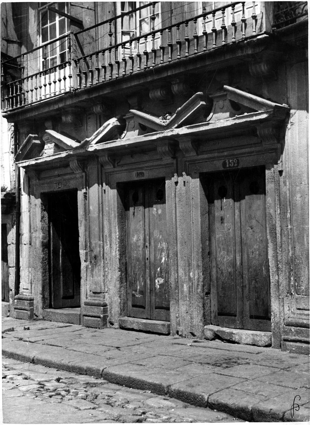 Aspectos arqueológicos e artísticos da Cidade do Porto : pormenor da fachada da casa n.º 152 da rua de Miragaia