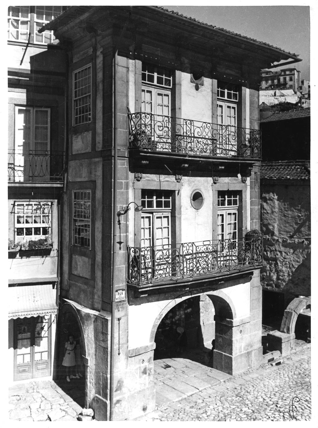 Aspectos arqueológicos e artísticos da cidade do Porto : casa n.º 110 da rua de Miragaia