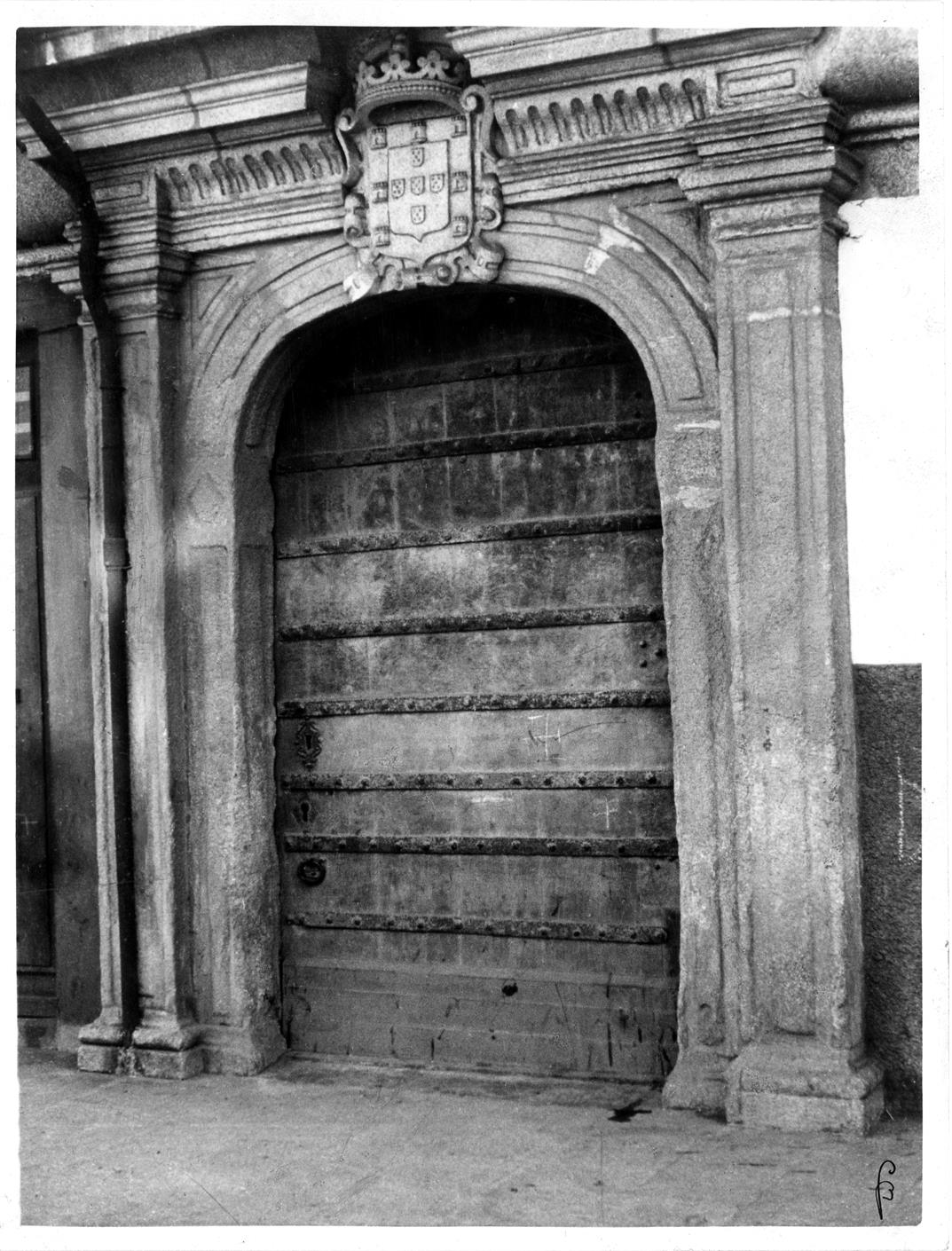 Aspectos arqueológicos e artísticos da cidade do Porto : porta da antiga Alfândega, na Rua do Infante D. Henrique