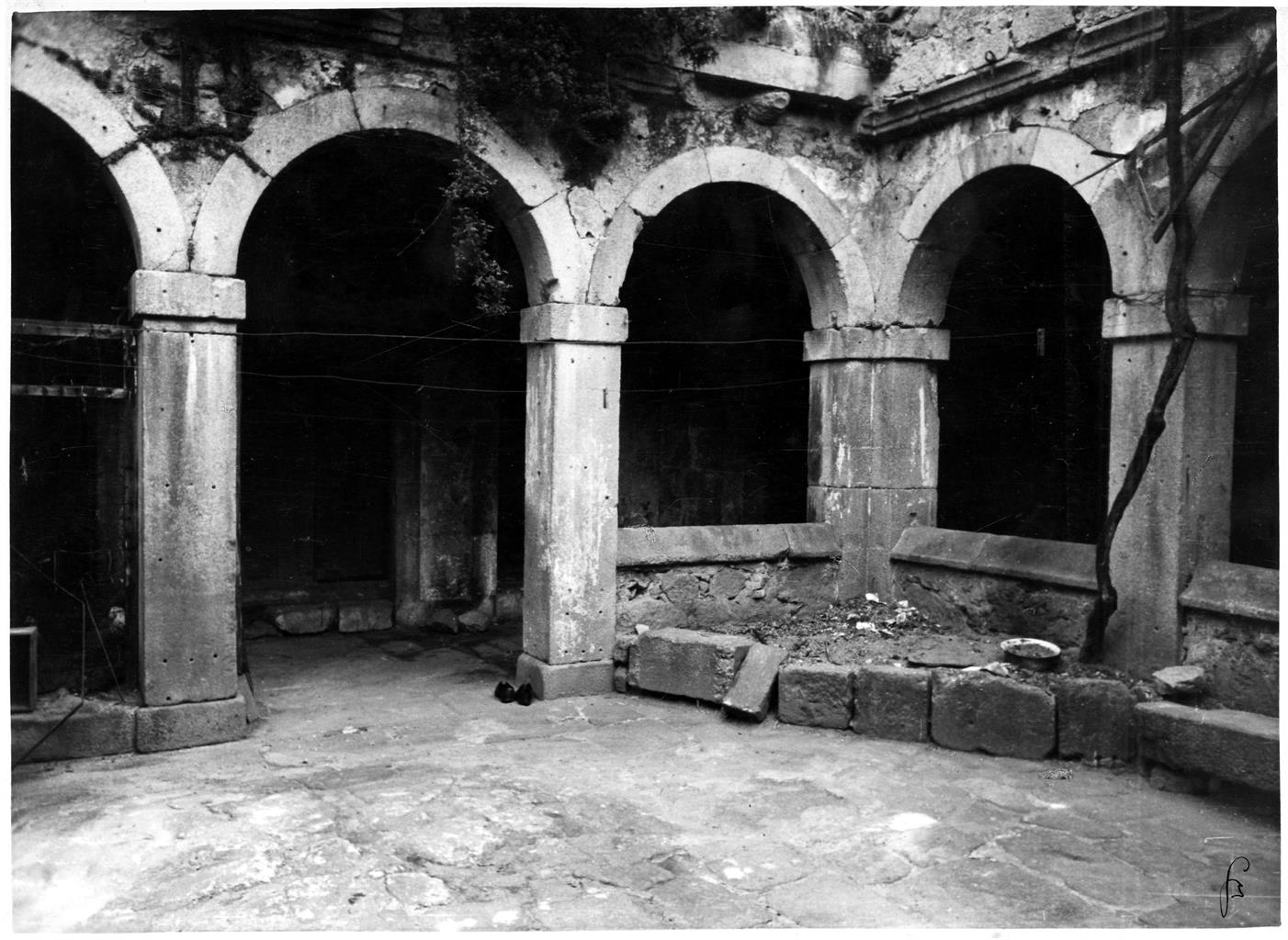 Aspectos arqueológicos e artísticos da cidade do Porto : claustro do antigo Hospital de Rocamador, nas traseiras 