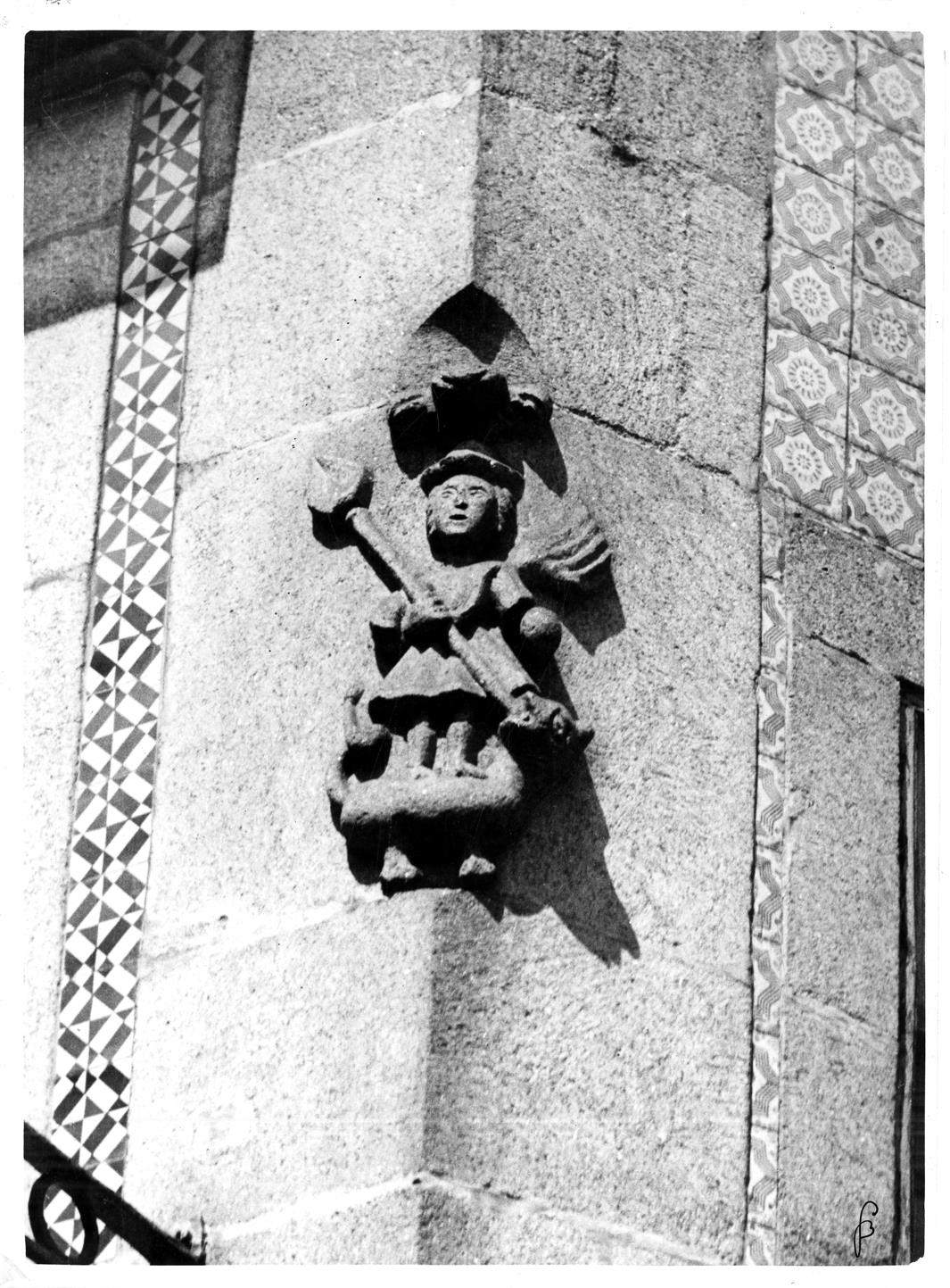 Aspectos arqueológicos e artisticos da cidade do Porto : São Miguel, na casa n.º 106 da rua dos Caldeireiros