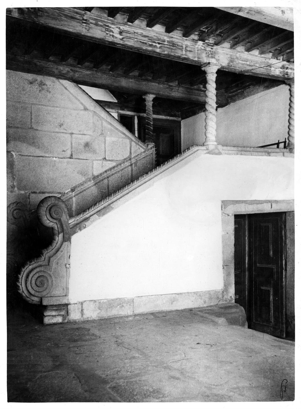 Aspectos arqueológicos e artísticos da cidade do Porto : átrio da casa n.º 55 da rua de São Miguel