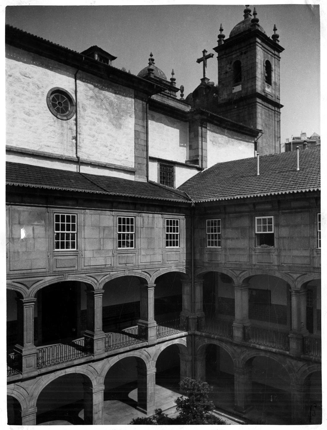Aspectos arqueológicos e artísticos da cidade do Porto : claustro do convento de São João Novo